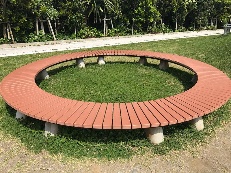 めずらしい円形のベンチ